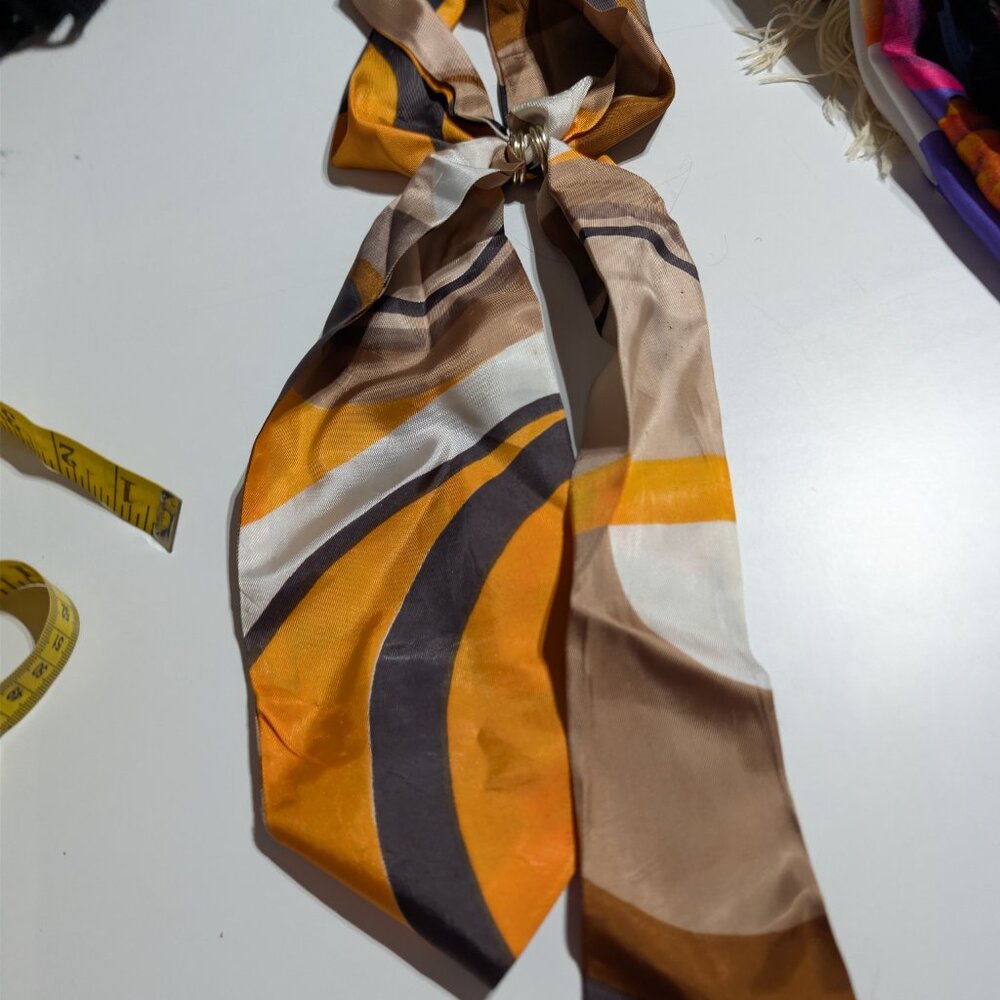 10 Scarfs, 4 Bandana's, 2 Shawls - Picture 3 of 16